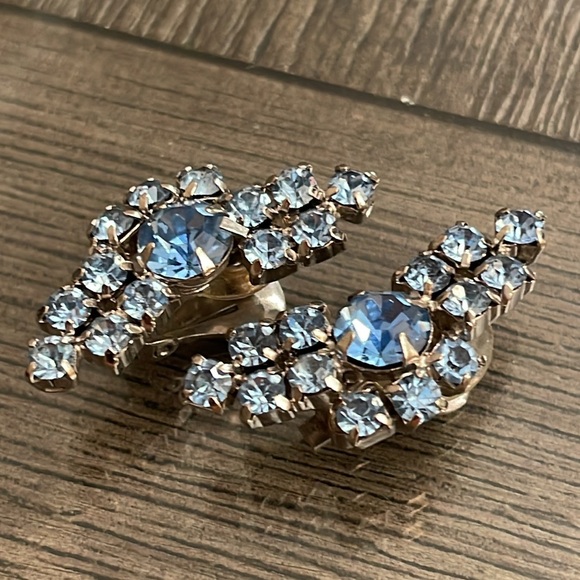 Vintage Light Blue Rhinestone Clip Earrings - Picture 4 of 14